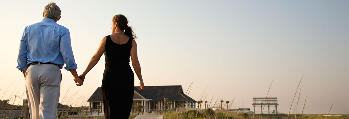 couple-boardwalk-12666353